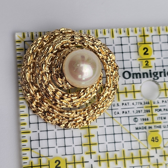 Vtg Gold Tone Crown Trifari Textured Spiral With Large Faux Pearl Brooch Signed - Picture 10 of 10